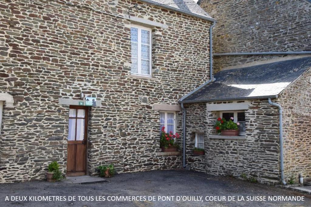 Les Miquelots Bed & Breakfast Pont-d'Ouilly Екстериор снимка